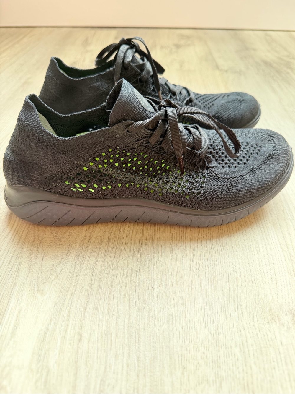 Nike - Women’s Black Knit Running Sneakers with Neon Green Insole - size 6.5 - Picture 2 of 7